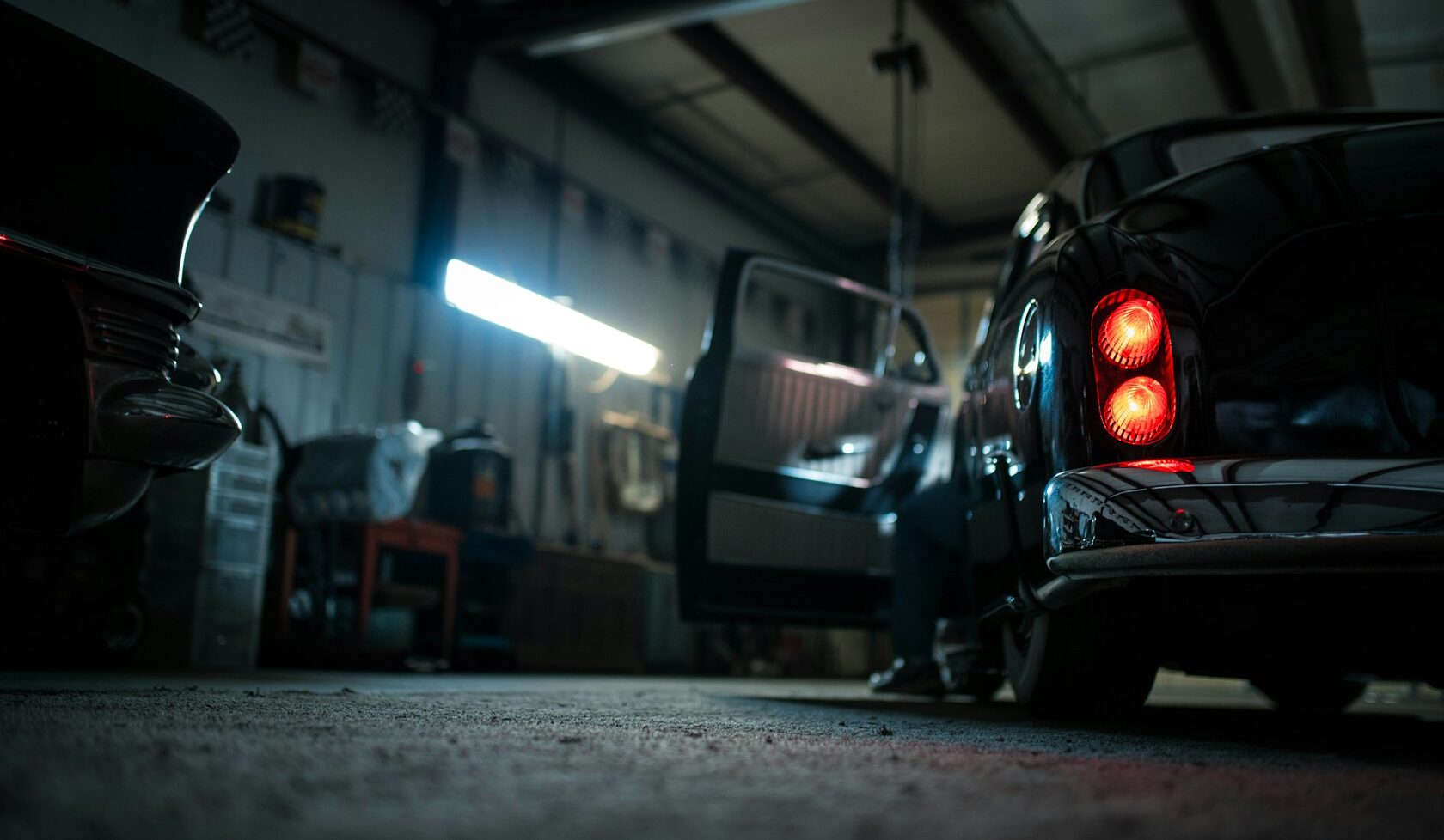Interior moderno da oficina com iluminação industrial